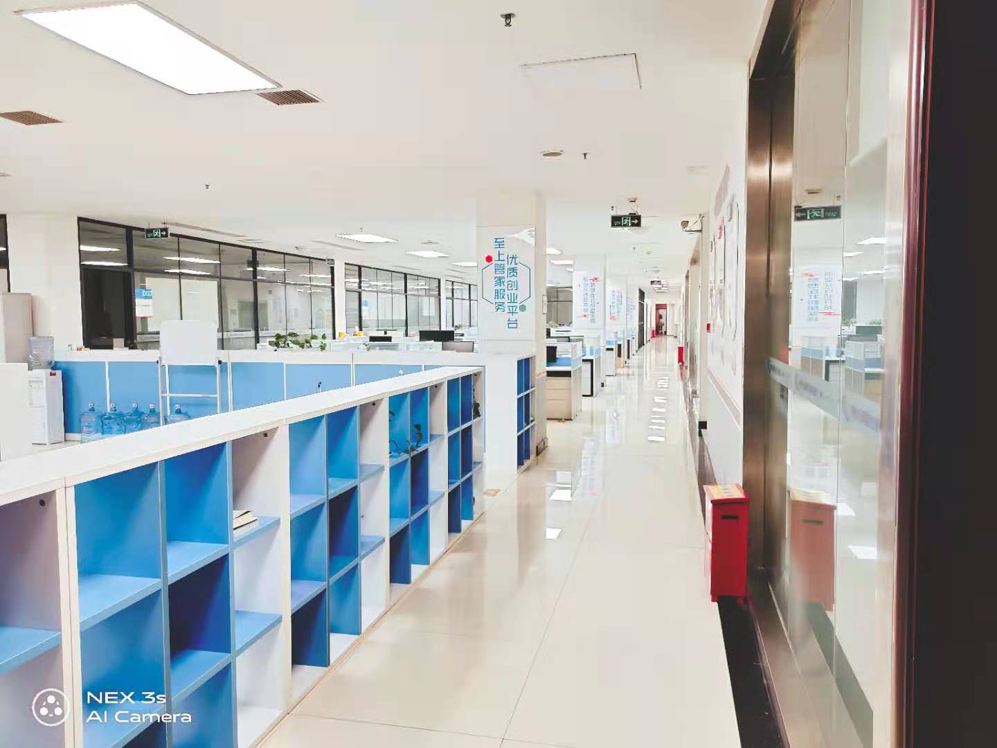 办公.jpg 办公.jpg